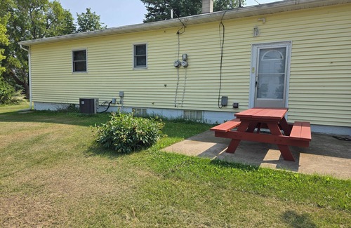 Esmond House | Charming 2-bedroom house in Esmond with AC