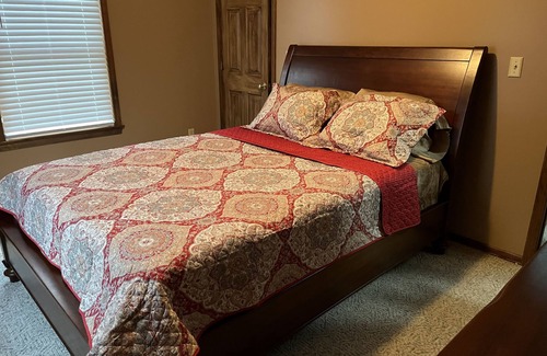 Geneva House | Charming 2-bedroom house in Geneva near wineries, Spire and local attractions