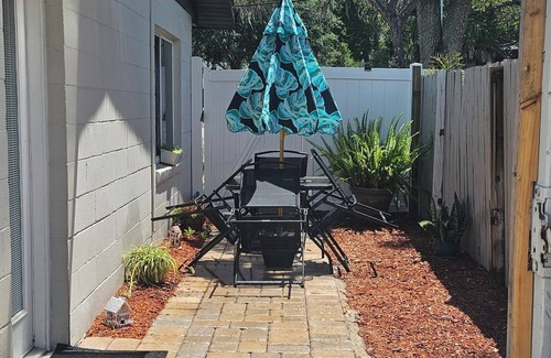 Bearss Plaza House | Charming 2-bedroom house with AC, WiFi in peaceful Lutz