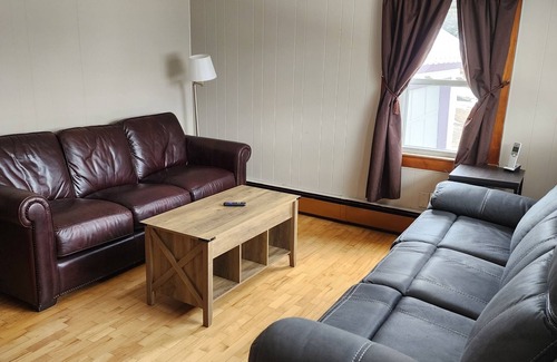 Sherman Station House | Charming 2-bedroom house in marvelous Medway with WiFi