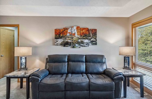 Omaha House | Charming 2-bedroom house in lovely Omaha with AC, WiFi.