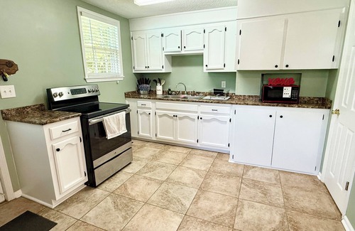 Perry House | Charming 2-bedroom house in Perry with AC, WiFi