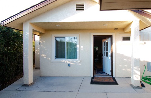 Tulare House | Charming 2- bedroom house close to sequoia national park with EV charging