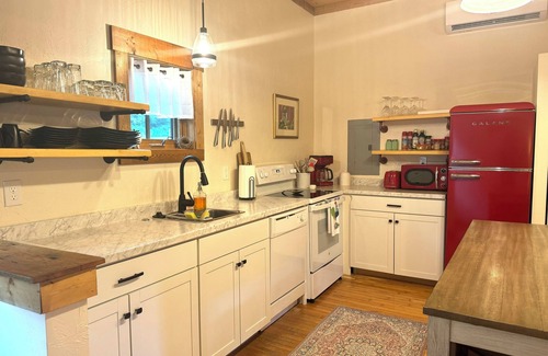Cullowhee Cottage | Charming 2 bedroom in between Highlands/Cashiers fireplace, steam shower