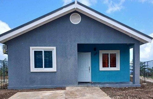 St.Bran's Burg House | Charming 2-bedroom house with AC, WiFi in marvelous Montego Bay