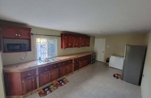 Albion House | Charming 2-bedroom with AC and WiFi in Pleasant Montego Bay