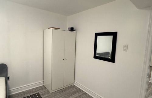 Cambridge House | Charming 2-bedroom law-suite half basement Free WIFI and Parking