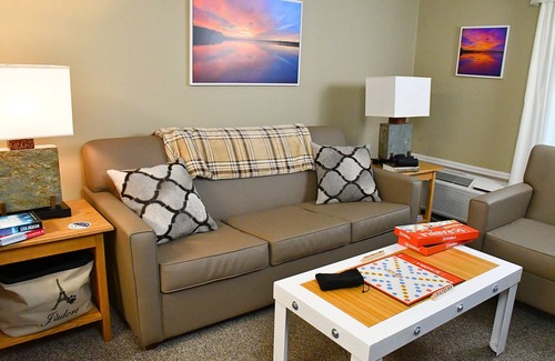 Greentown Condo | Charming 2-Bedroom Lake Wallenpaupack Condo with Included Boat Slip