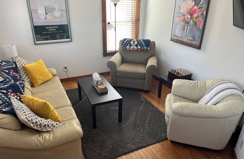 Northwest Harwinton House | Charming 2-bedroom Lake Front Cottage with WiFi, AC in welcoming Harwinton