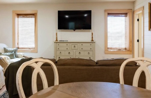 Jay House | Charming 2-bedroom Loft with AC, WiFi in lovely Jay