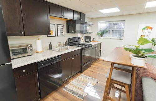 Homewood House | Charming 2 Bedroom - minutes to Samford and UAB!