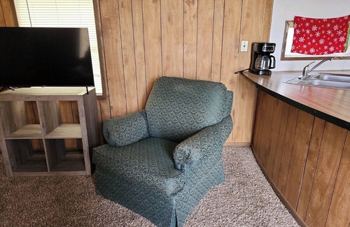Stinnett House | Charming 2-bedroom mobile home with WiFi, AC in welcoming Stinnett