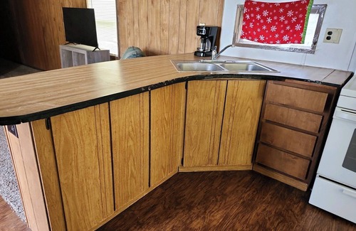 Stinnett House | Charming 2-bedroom mobile home with WiFi, AC in welcoming Stinnett