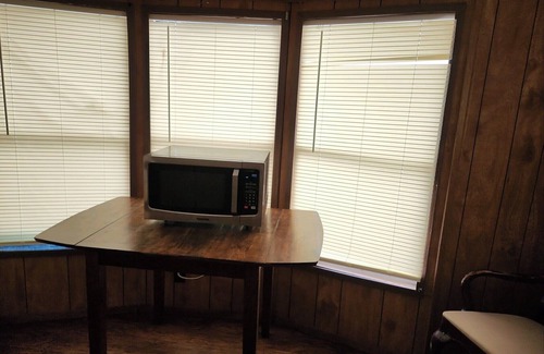 Stinnett House | Charming 2-bedroom mobile home with WiFi, AC in welcoming Stinnett