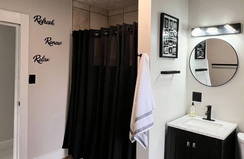 Near East Columbus House | Charming 2-Bedroom Modernized Historic Home in Columbus with AC, WiFi