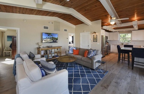 Islamorada House | Charming 2 Bedroom Oceanfront Cottage with Pool and Dockage