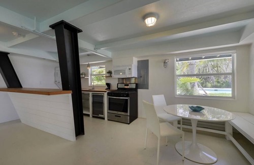 Islamorada House | Charming 2 Bedroom Oceanfront Cottage with Pool and Dockage