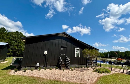 Willard House | Charming 2-bedroom pool house on scenic estate - your perfect getaway!