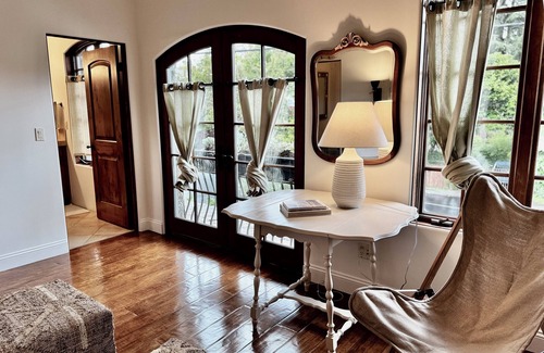 Yountville House | Charming 2-Bedroom Stone House in Downtown Yountville!