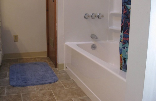 Irving Cottage | Charming 2-bedroom summer cottage in amazing Sunset Bay, Irving with AC