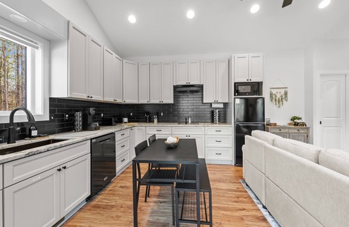 Schuyler House | Charming 2-bedroom tiny house with hot tub, fire pit, close to Nelson 151