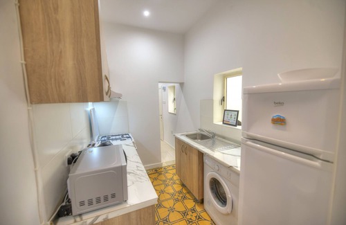 Gzira Ski Chalet | Charming 2 bedroom townhouse, internal yard JDES1-1