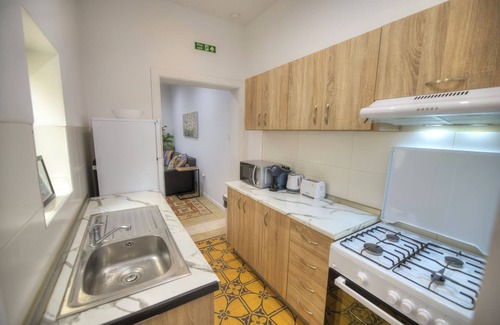 Gzira Ski Chalet | Charming 2 bedroom townhouse, internal yard JDES1-1