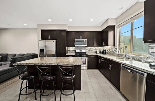 Irvine House | Charming 2-bedroom townhome with AC, WiFi in Great Park Irvine