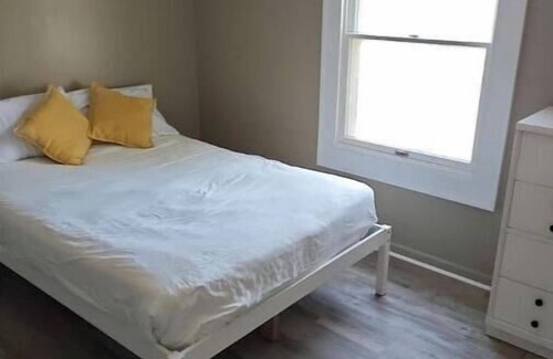 Normal House | Charming 2-bedroom townhome in Normal with WiFi and AC