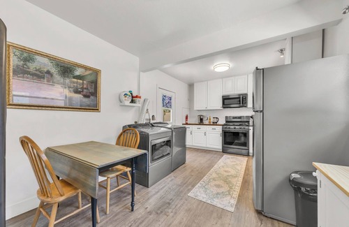 Southeastern Sacramento House | Charming 2-bedroom Unit in Duplex Nestled in A Quiet Neighborhood.