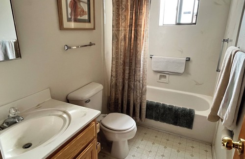 Uptown House | Charming 2-bedroom house with AC, WiFi, walking distance from UPTOWN!