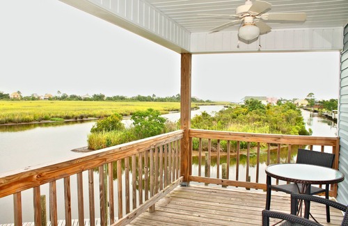 Shoreline Park House | Charming 2-bedroom house on the water in lovely Bay St. Louis