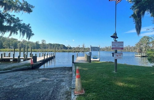 Chocowinity House | Charming 2-bedroom Waterfront House with private boat slip on Blount's Creek
