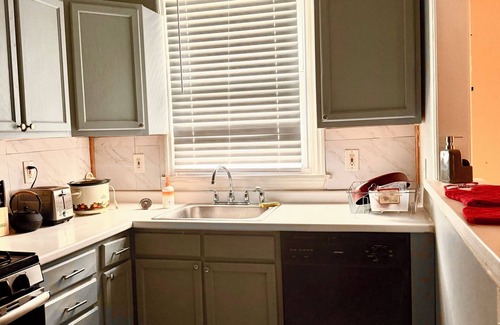 Drexel Hill House | Charming 2-bedroom house in Drexel Hill with laundromat ,parking& trolly station