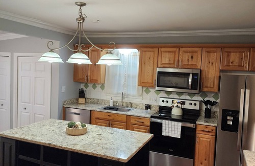 Terry Sanford House | Charming 2-bedroom bungalow in central serene Fayetteville with AC