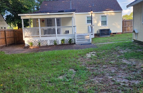 Terry Sanford House | Charming 2-bedroom bungalow in central serene Fayetteville with AC