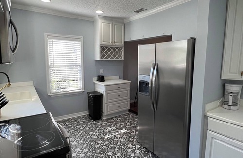 Fairfax House | Charming 2-bedroom house 2 Porches, WiFi, AC & Firepit in Historic Neighborhood