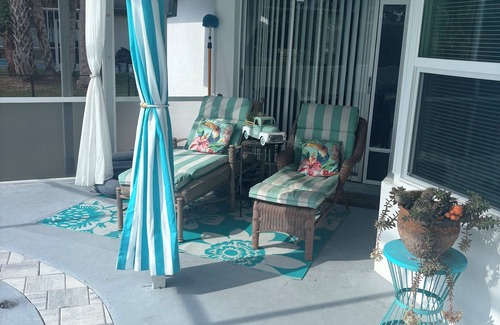 Joel House | Charming 2-bedroom pool home with AC, WiFi in Lehigh Acres