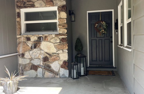 Van Nuys House | Charming 2-bedroom house, great for entertaining!