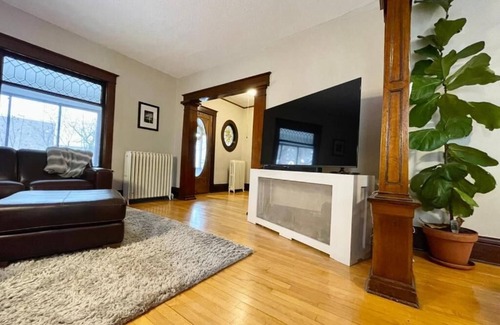 Longfellow Apartment | Charming 2 Bedroom apartment with WiFi, AC, Parking in Central Minneapolis