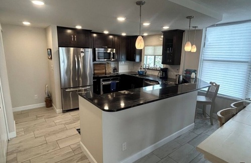 O'byrne Condo | Charming 2-bedroom condo in wonderful Ormond Beach with pool, WiFi, Smart TVs
