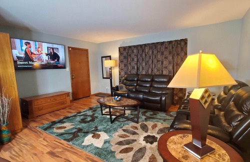 Palos Hills Apartment | Charming 2-Bedroom Apt. King Bed, Desk, Fast WiFi, A/C, Near Hospitals