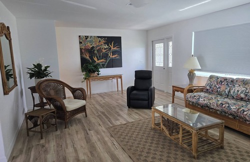 Oakland Hills House | Charming 2-bedroom house in wonderful Rotonda West with AC and private pool