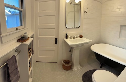 Santa Paula House | Charming 2-bedroom bungalow in Santa Paula with WiFi, AC