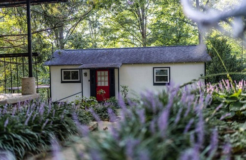 Sevierville Cottage | Charming 2-bedroom cottage in marvelous Sevierville with WiFi, AC