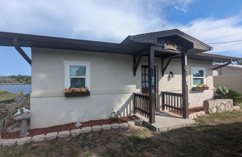 Aripeka Cottage | Charming 2-bedroom waterfront oasis in delightful Spring Hill