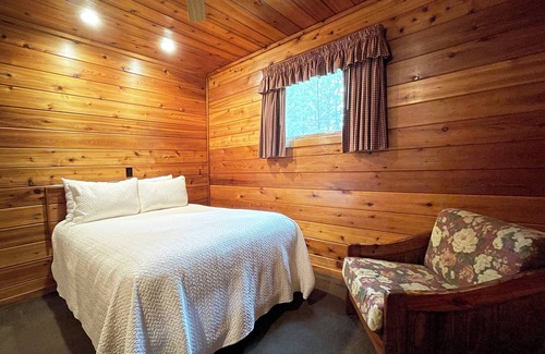 Reeders Cabin | Charming 2 Bedroom Cabin in the Poconos on Private Resort