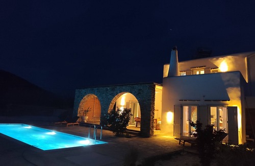 Antiparos Villa | Charming 2-bedroom villa in beautiful Antiparos with AC, WiFinwith a great pool.