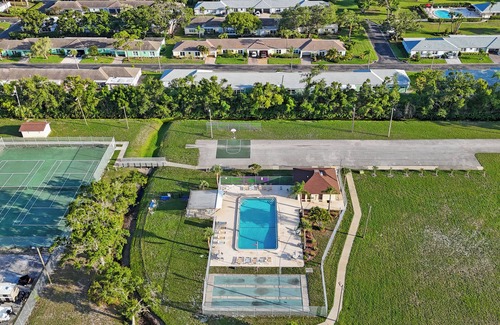 Seminole Villa | Charming 2-bedroom villa in Seminole with pool, WiFi and AC