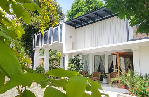Adimaly Villa | Charming 2-bedroom villa with WiFi, AC in picturesque Munnar
